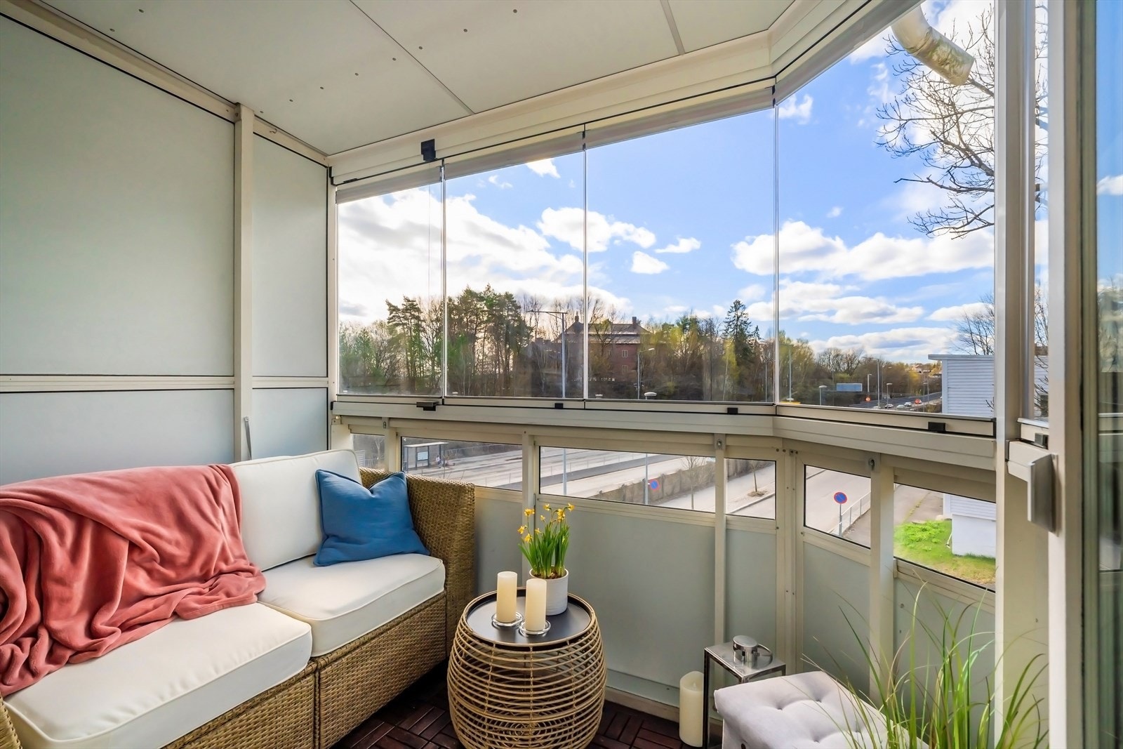 Glassvegg som kan skyves igjen - en utvidelse av stuen store deler av året. Galleribilde