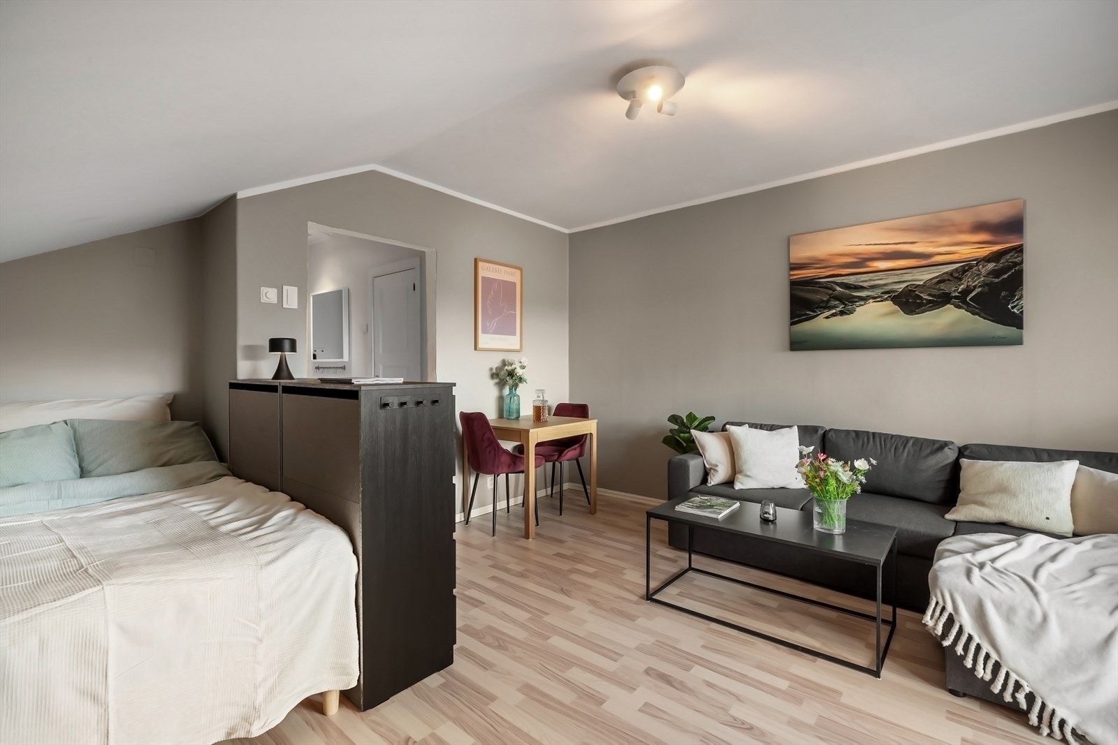 Delvis adskilt sovesone med plass til dobbeltseng. Galleribilde