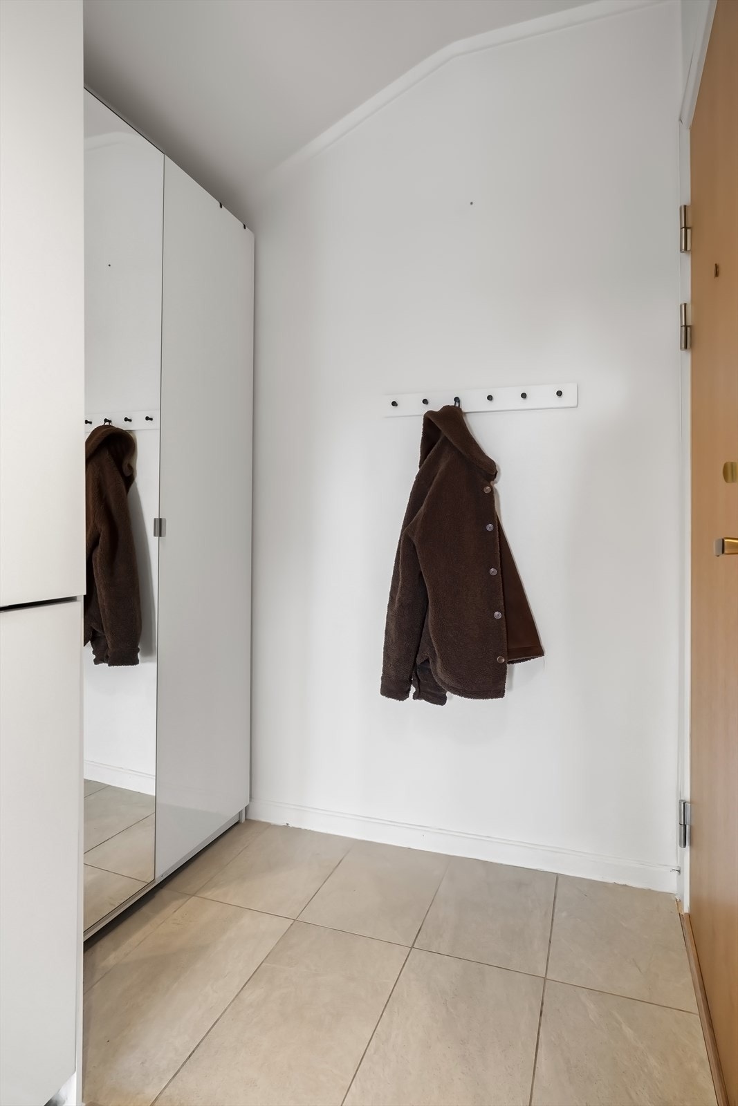 Godt med oppbevaring i stort garderobeskap i entré. Galleribilde