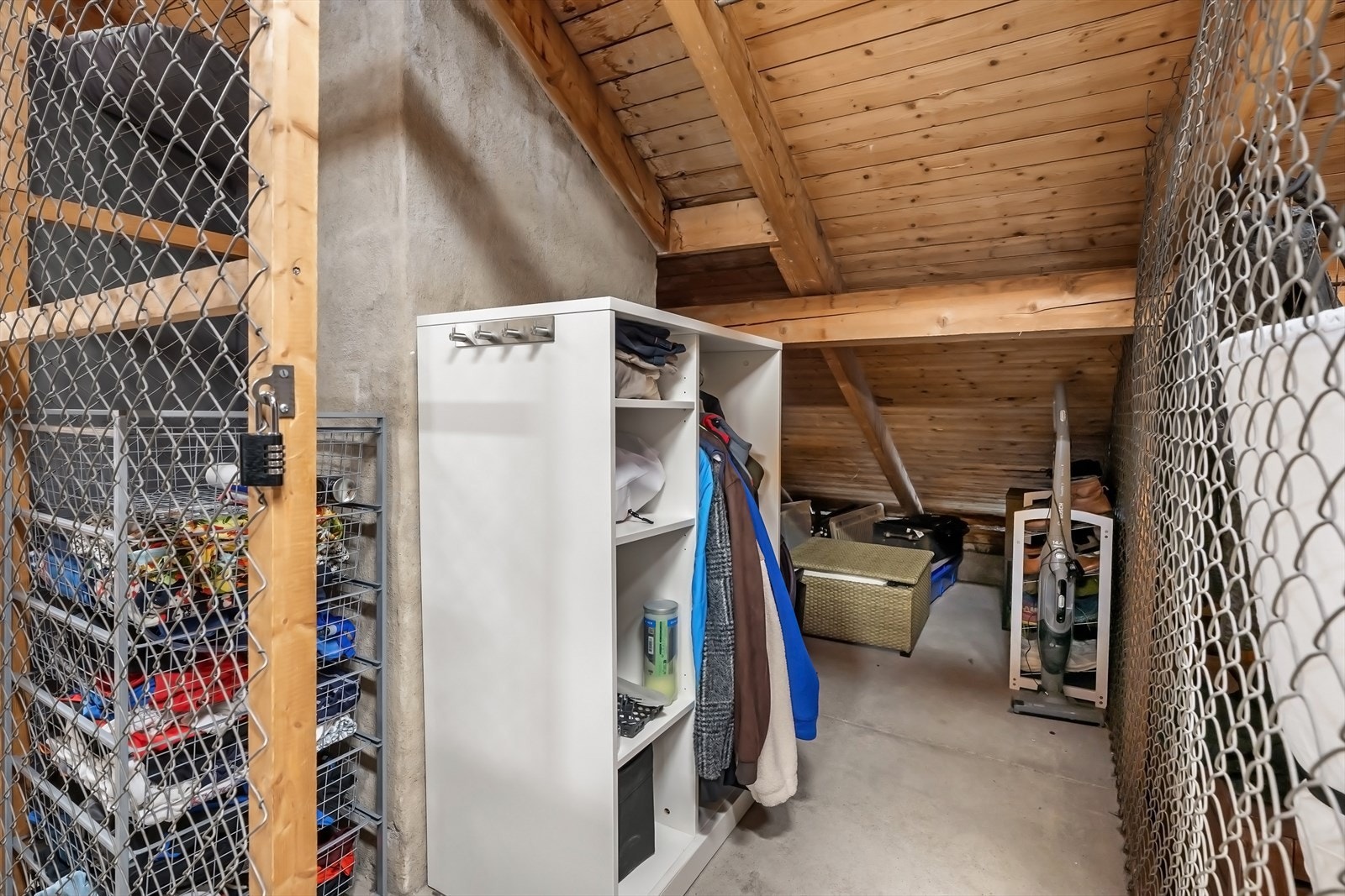 Godt med oppbevaring i to disponible boder. Her bod i samme etasje med ca. 7 kvm gulvareal. Galleribilde