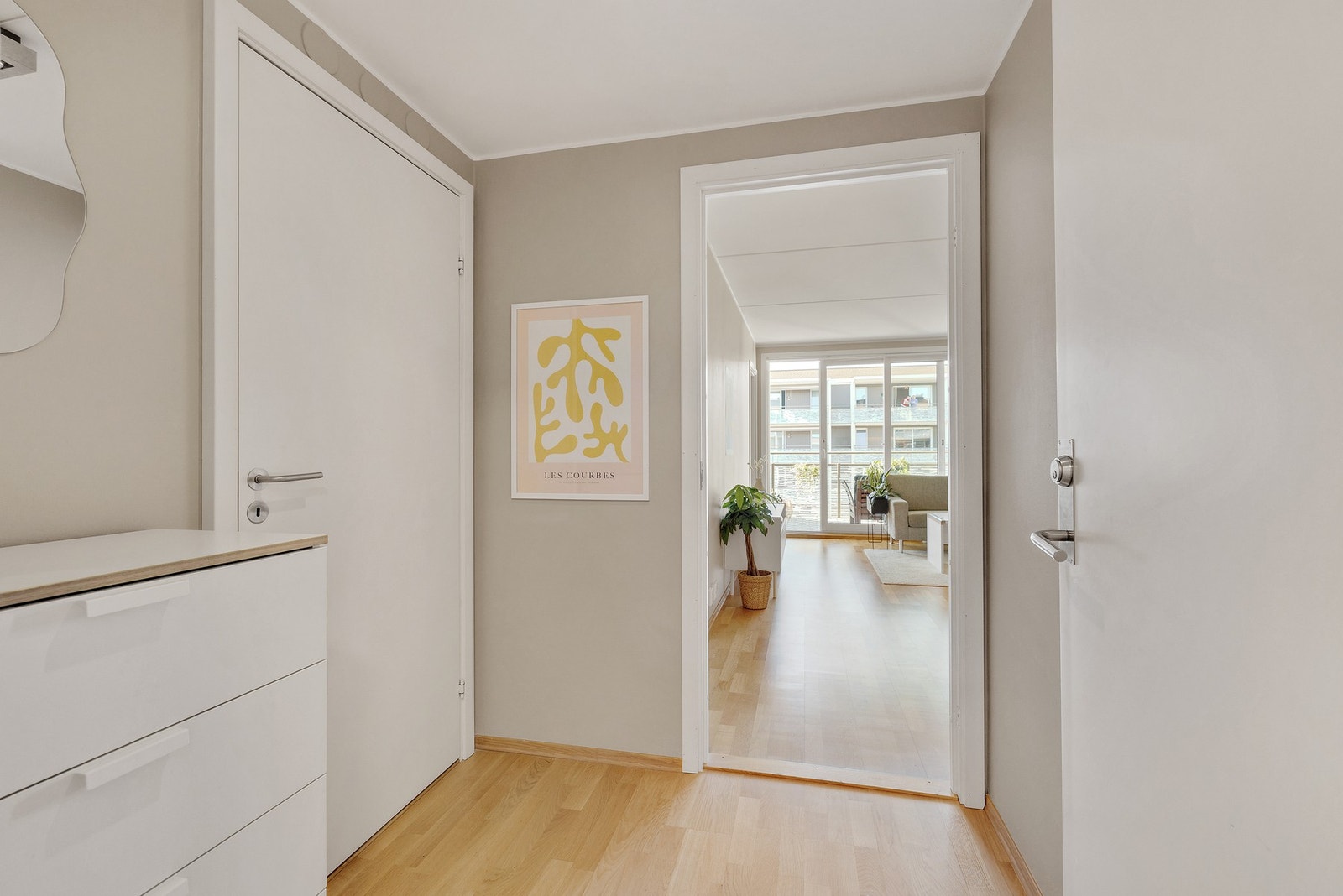 I entrèen er det gode oppbevaringsmuligheter i skyvedørsgarderobe. Galleribilde