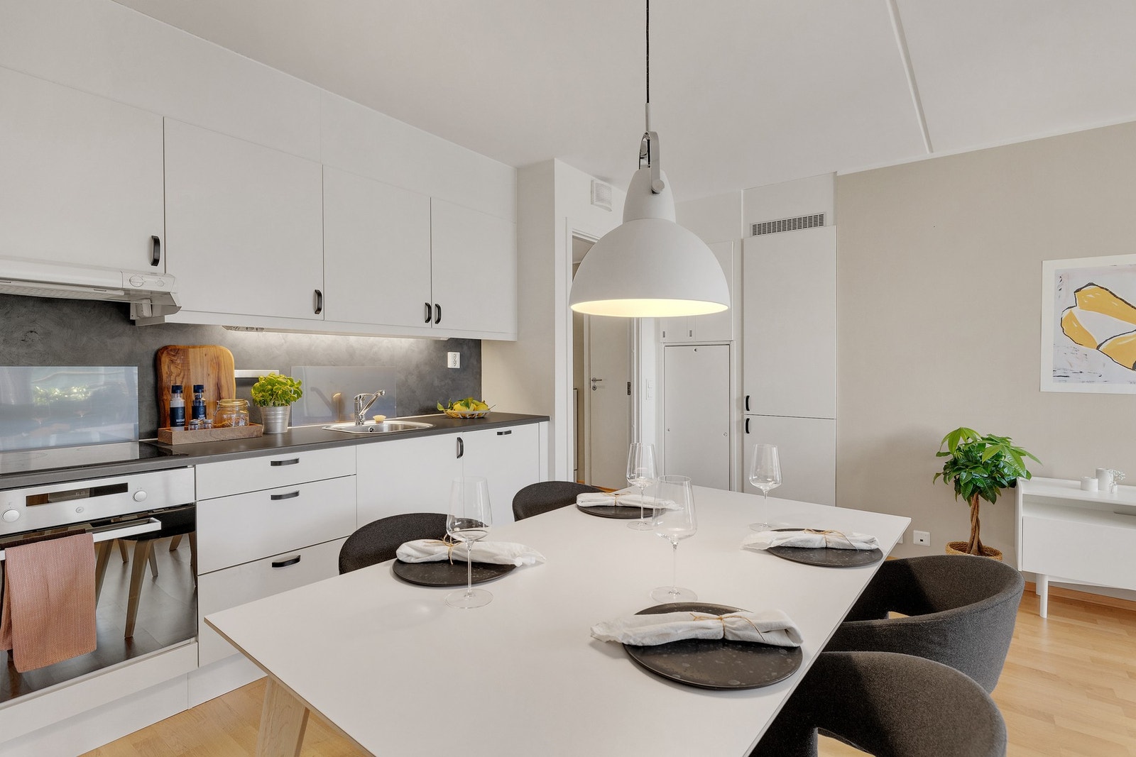 Det er praktisk og luftig planløsning med gode soneinndelinger og store vindusflater Galleribilde