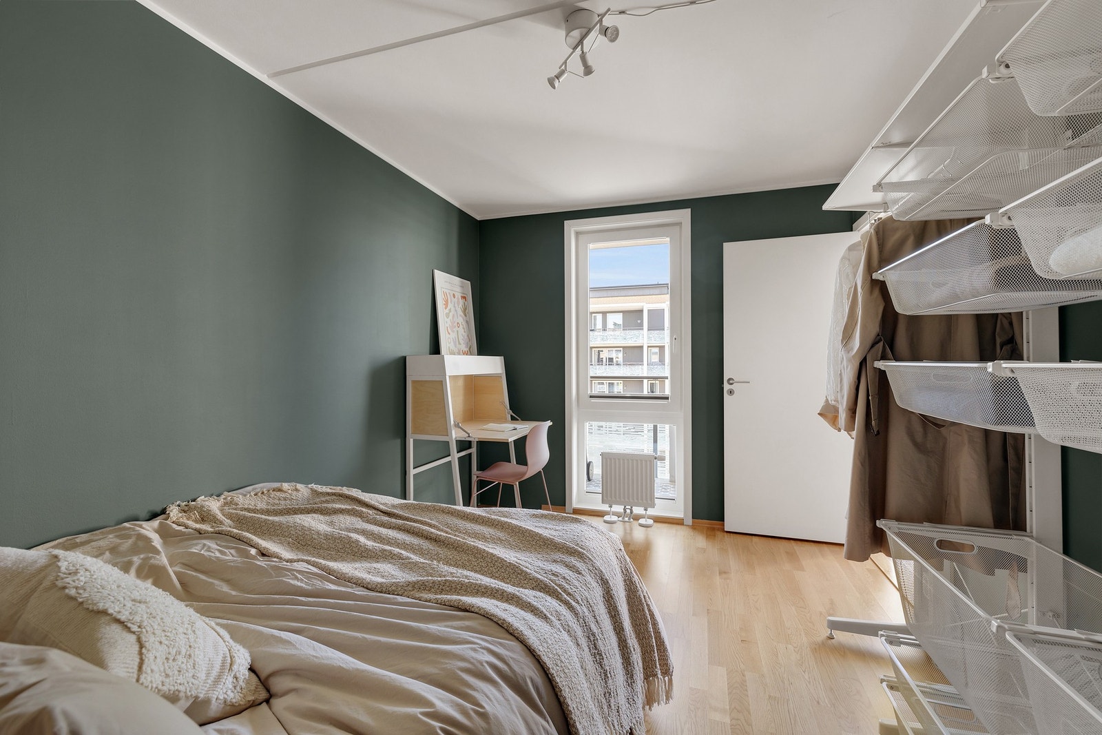 Romslig soverom som vender mot balkongen Galleribilde