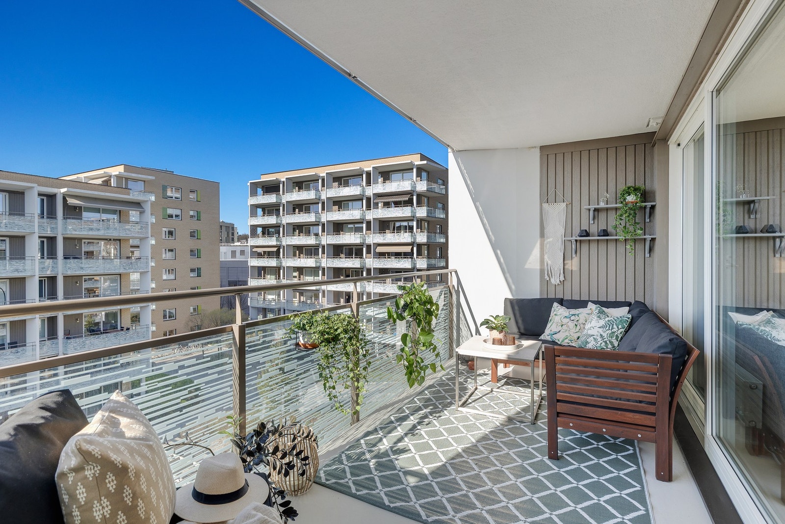 Herlig og overbygget balkong med gode solforhold. Det er sol fra ca. 15.30 til solnedgang Galleribilde