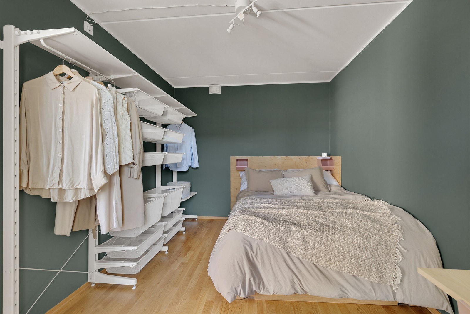 Det er også gode oppbevaringsmuligheter på soverommet Galleribilde