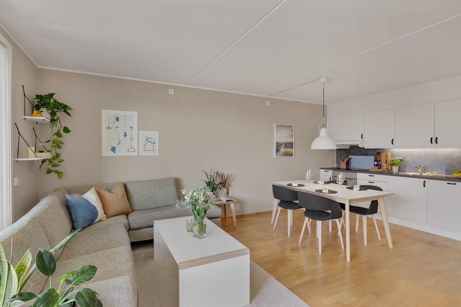 Lave felleskostnader som inkluderer bl.a. À-konto oppvarming, varmtvann, tv og internett Galleribilde