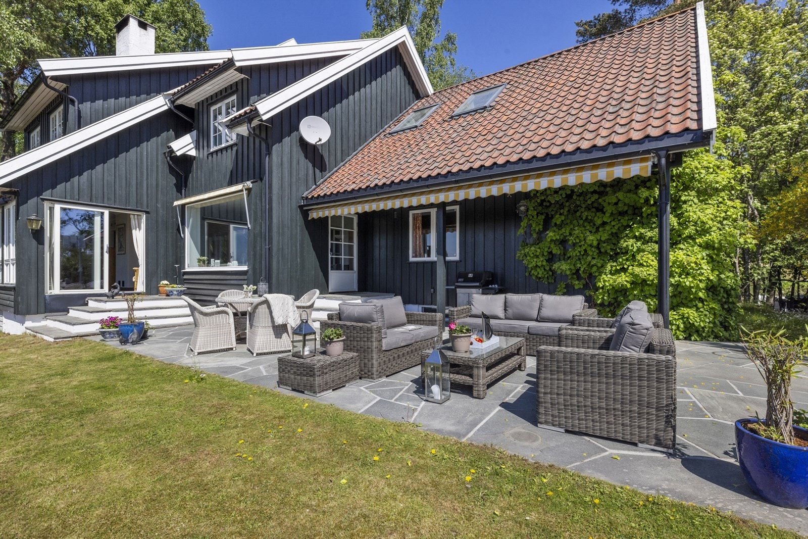 Utgang fra hagestue og dagligstue til herlig uteplass med fine solforhold Galleribilde