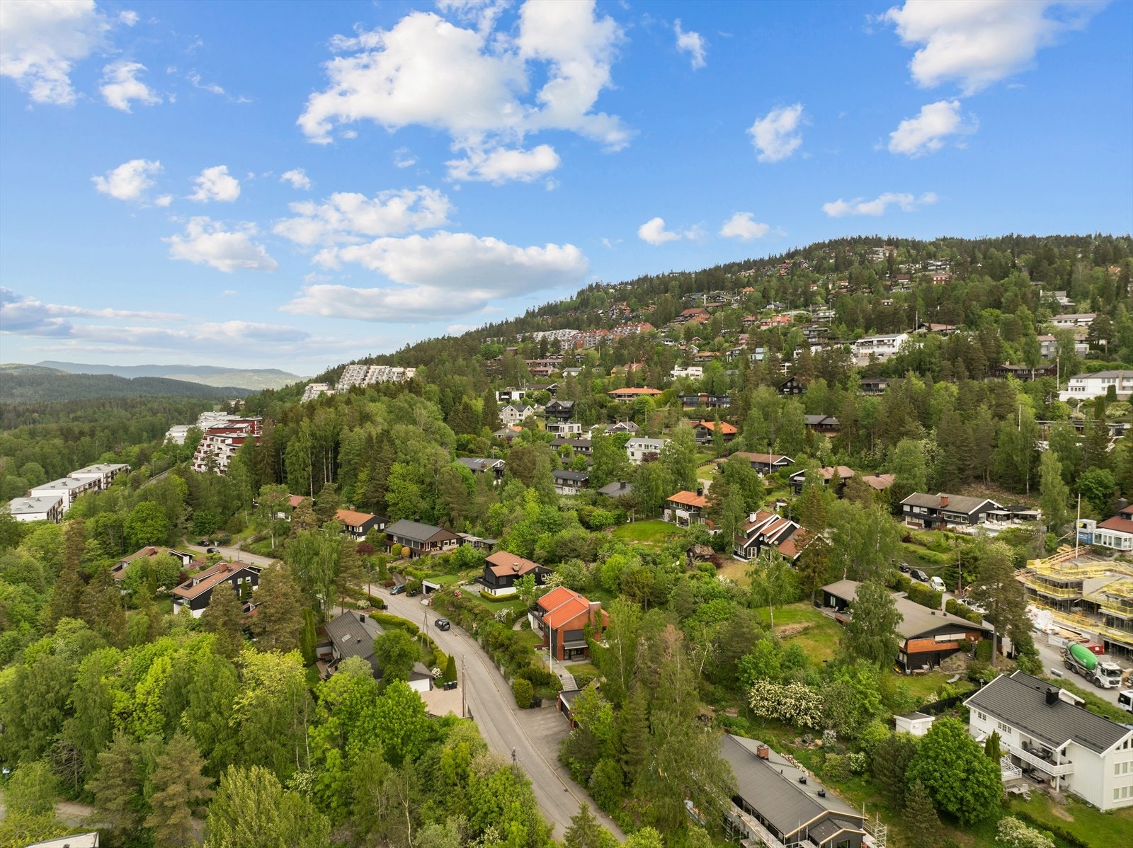 Eiendommen ligger flott til med kort vei til Nordmarkas fantastiske områder Galleribilde