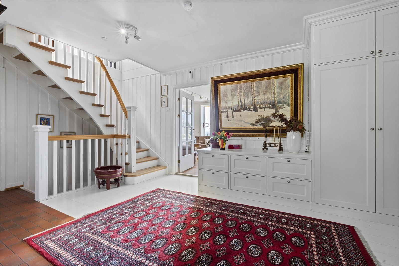 Hall med trapp til 2. etg. og ned til kjelleretasje Galleribilde