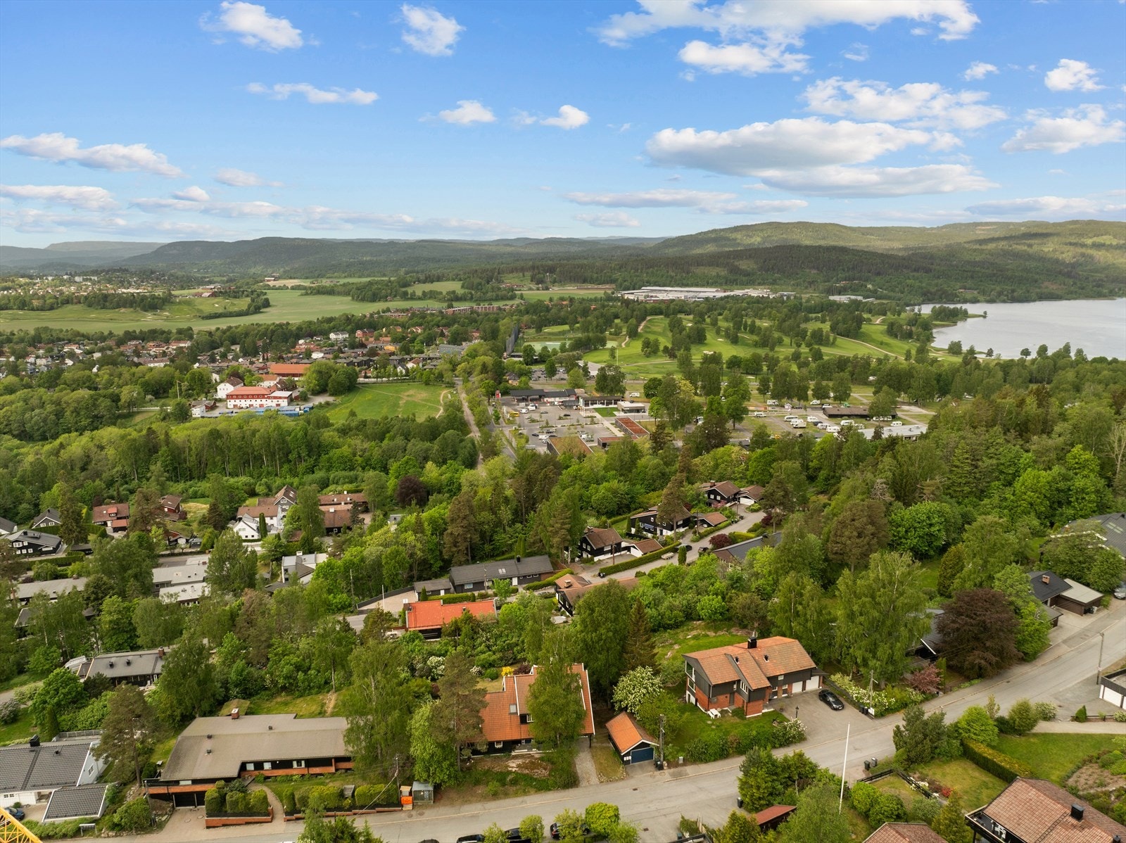 Det er gangavstand til Bogstad skole, idrettsanlegg på Voksen, Bogstadvannet, Oslo Golfklubb og Bogstad Gård. Velkommen på visning! Galleribilde