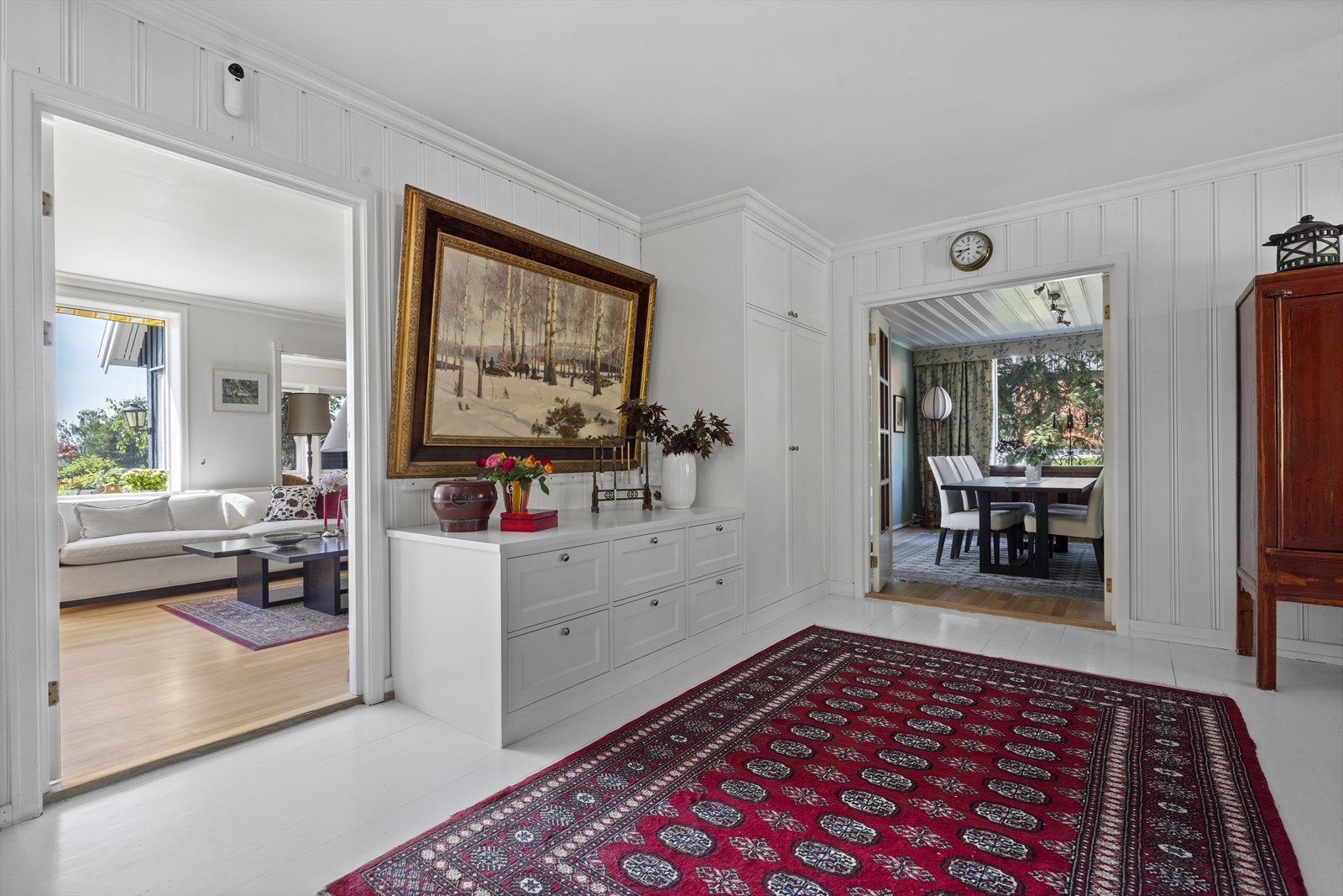 Romslig og flott trappehall Galleribilde