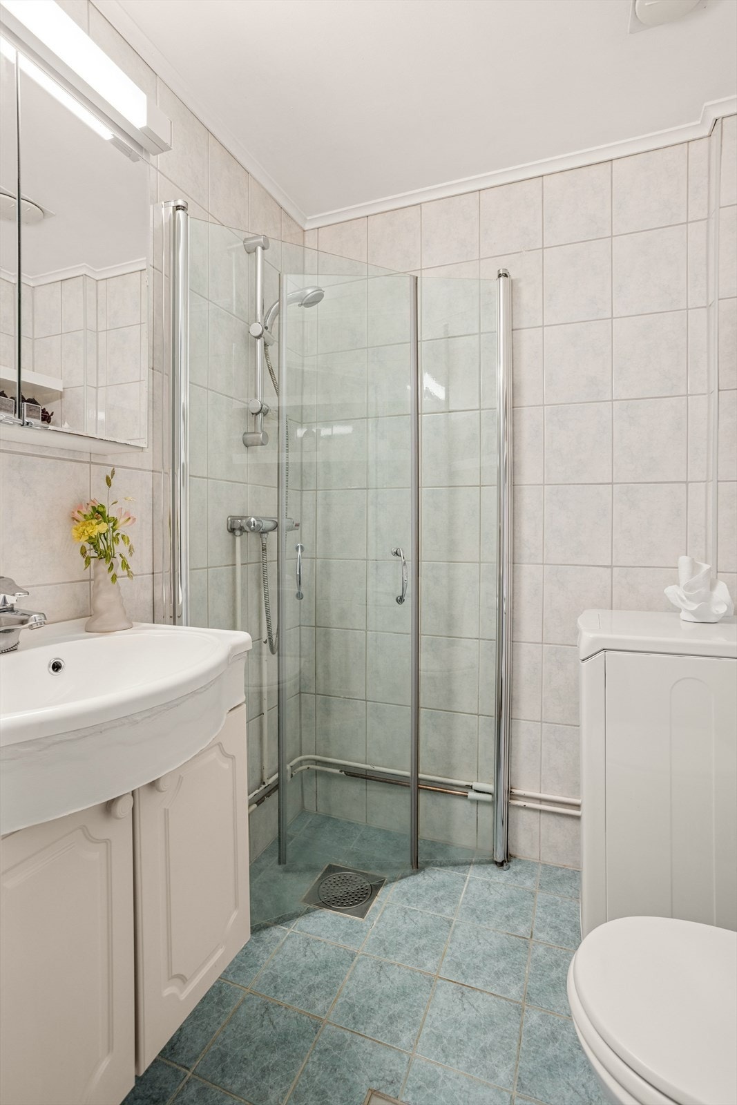 Badet er bestående av dusj, toalett, servant, speil og hyller. Det er montert opplegg for vaskemaskin (medfølger). Galleribilde