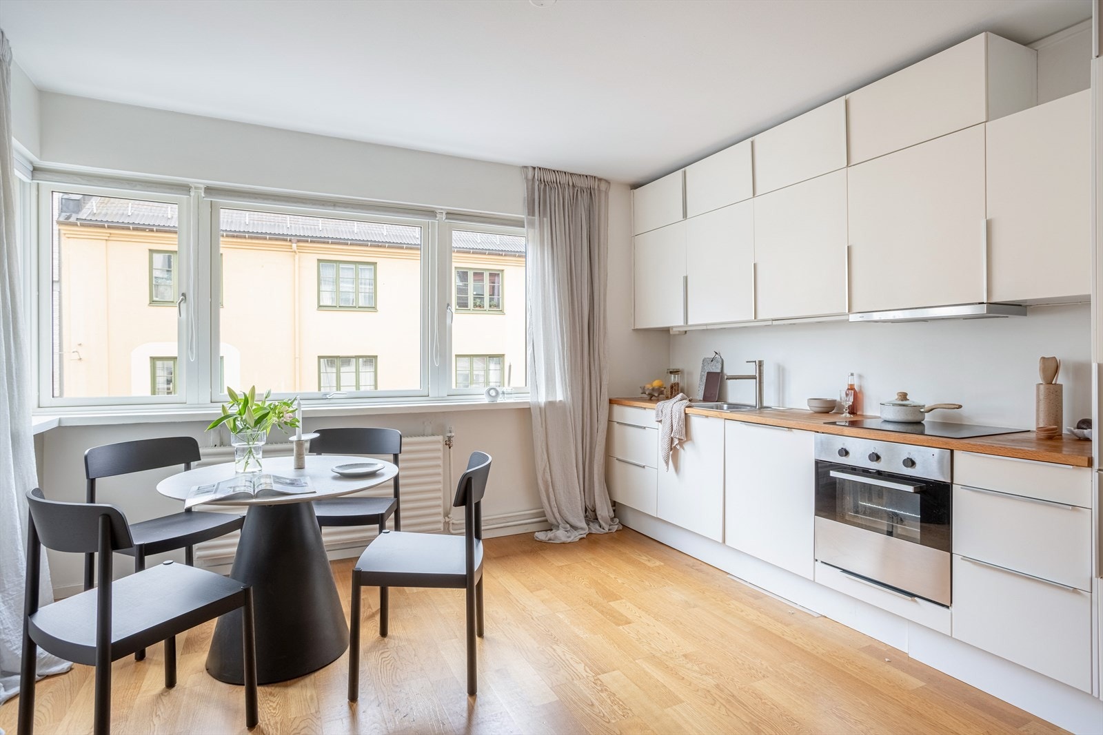 Lyst og tidløst kjøkken som er tilknyttet stuen i åpen løsning. Den praktiske planløsningen gir deg mulighet til å være sosial også under kokkeleringen. Galleribilde