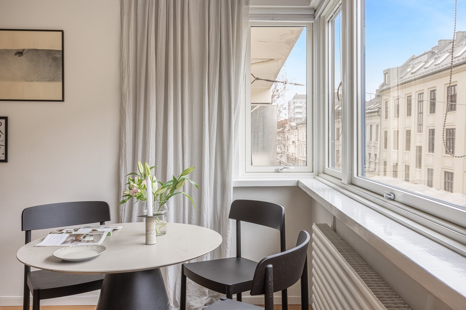 Leiligheten vender mot vest og har store vindusflater (vinduer fra 2020) som gir rikelig med naturlig lysinnslipp. Galleribilde