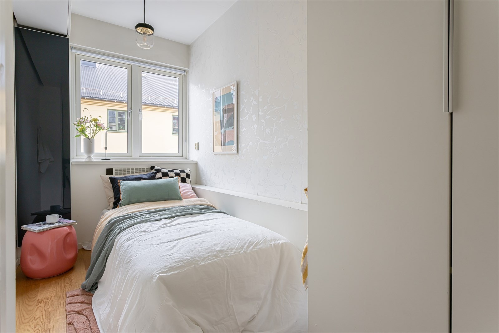 Lyst soverom med plass til 120cm seng og garderobe! Galleribilde