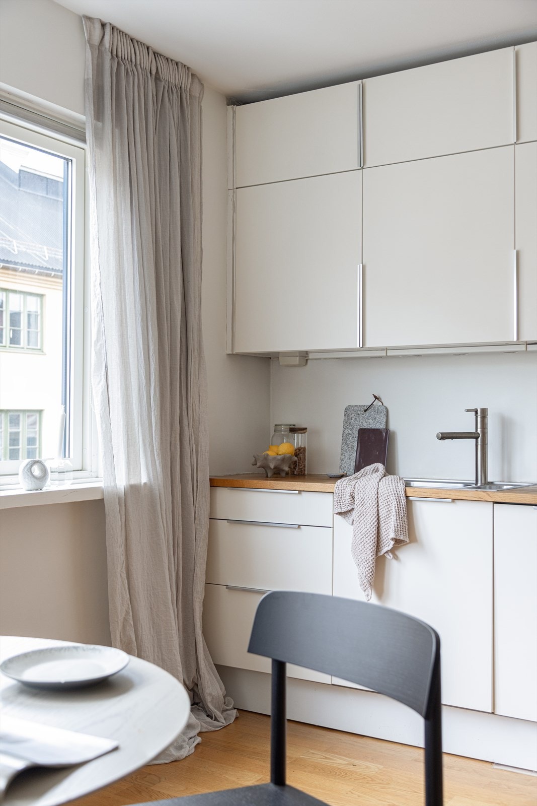 Kjøkkenet har integrerte hvitevarer som medfølger; kjøleskap, oppvaskmaskin og platetopp. Galleribilde