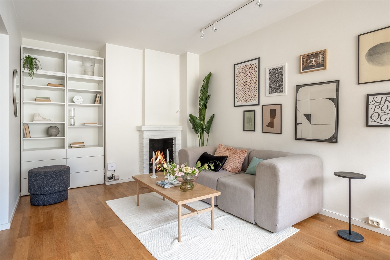 Innbydende stue med soner for sofagruppe og spisestue. Galleribilde