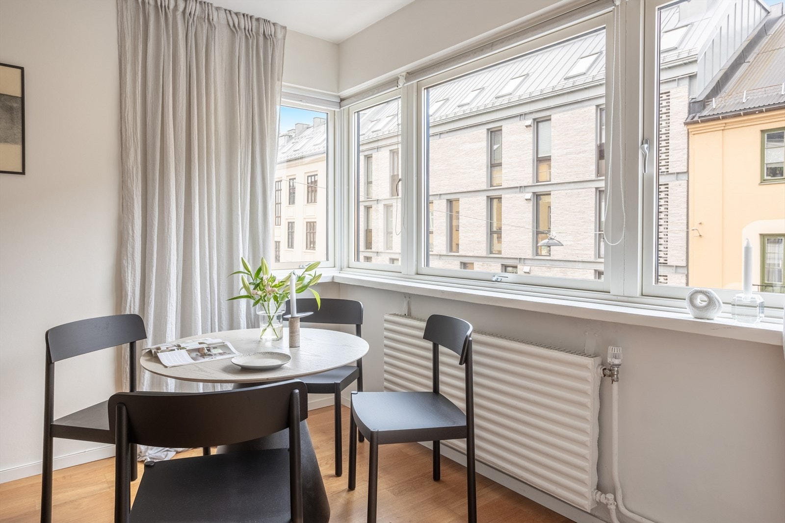 Det er sentralvarme i leiligheten og dermed lave strømutgifter. Radiator under vinduene i stuen. Galleribilde