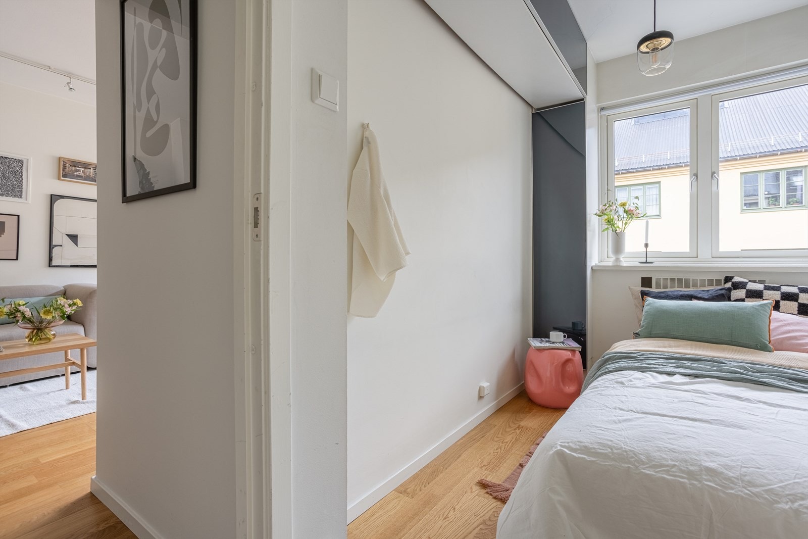 Det er godt med lagringsplass med blant annet garderobe på soverom og to medfølgende boder. Galleribilde