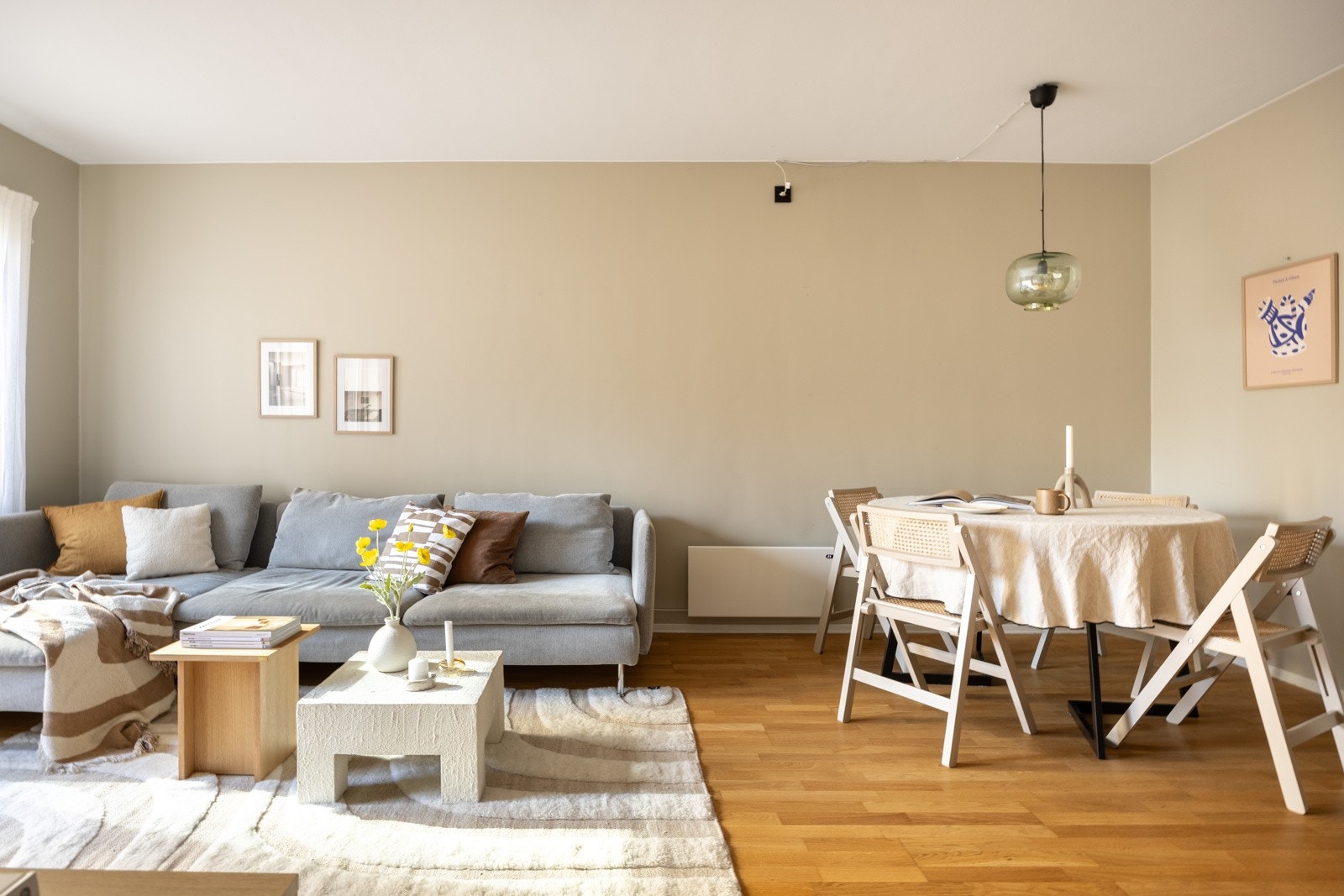 Stuen kan enkelt innredes med både sofa- og spiseseksjon. Galleribilde