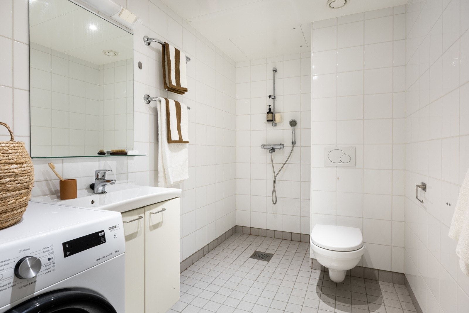 Stort og pent baderom fra 2007 med flislagt gulv med gulvvarme. Galleribilde