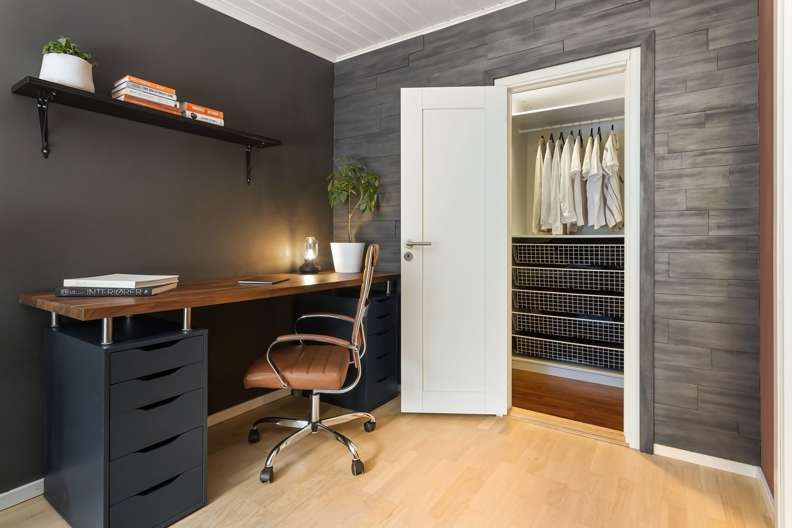 Plass til stor dobbeltseng samt skrivebord. Galleribilde