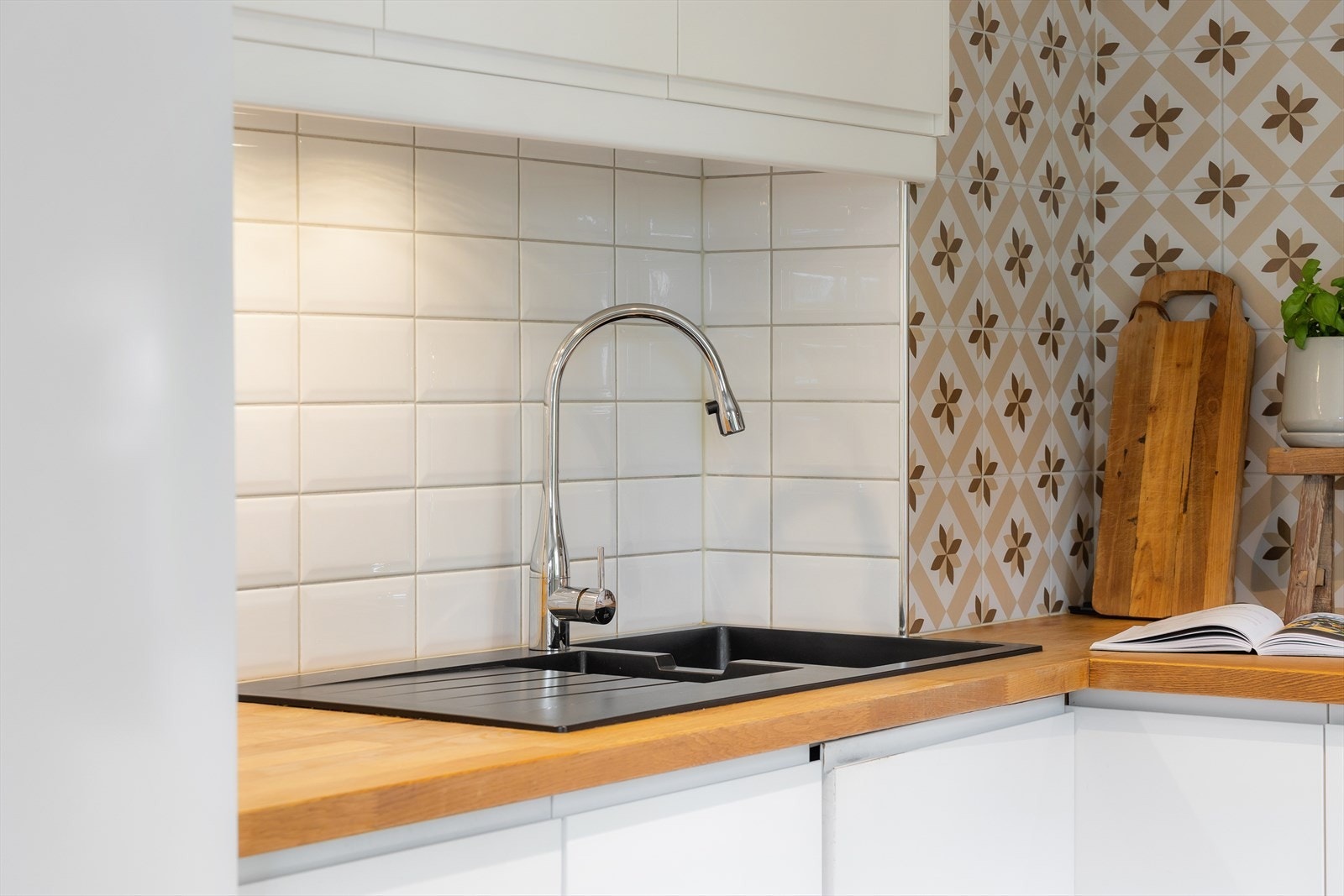 Heltre benkeplate med nedfelt kum i kompositt. Galleribilde