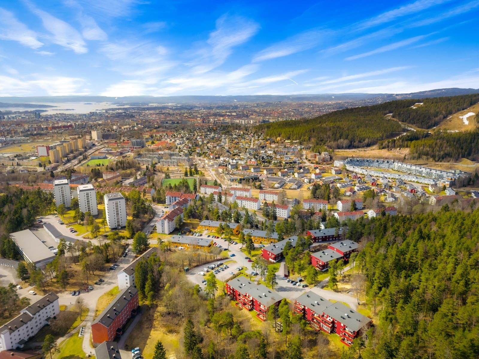 Boligen ligger i et godt etablert, familievennlig og populært boligområde på Tonsenhagen med butikker, kollektivtransport og turstier i nærheten. Galleribilde