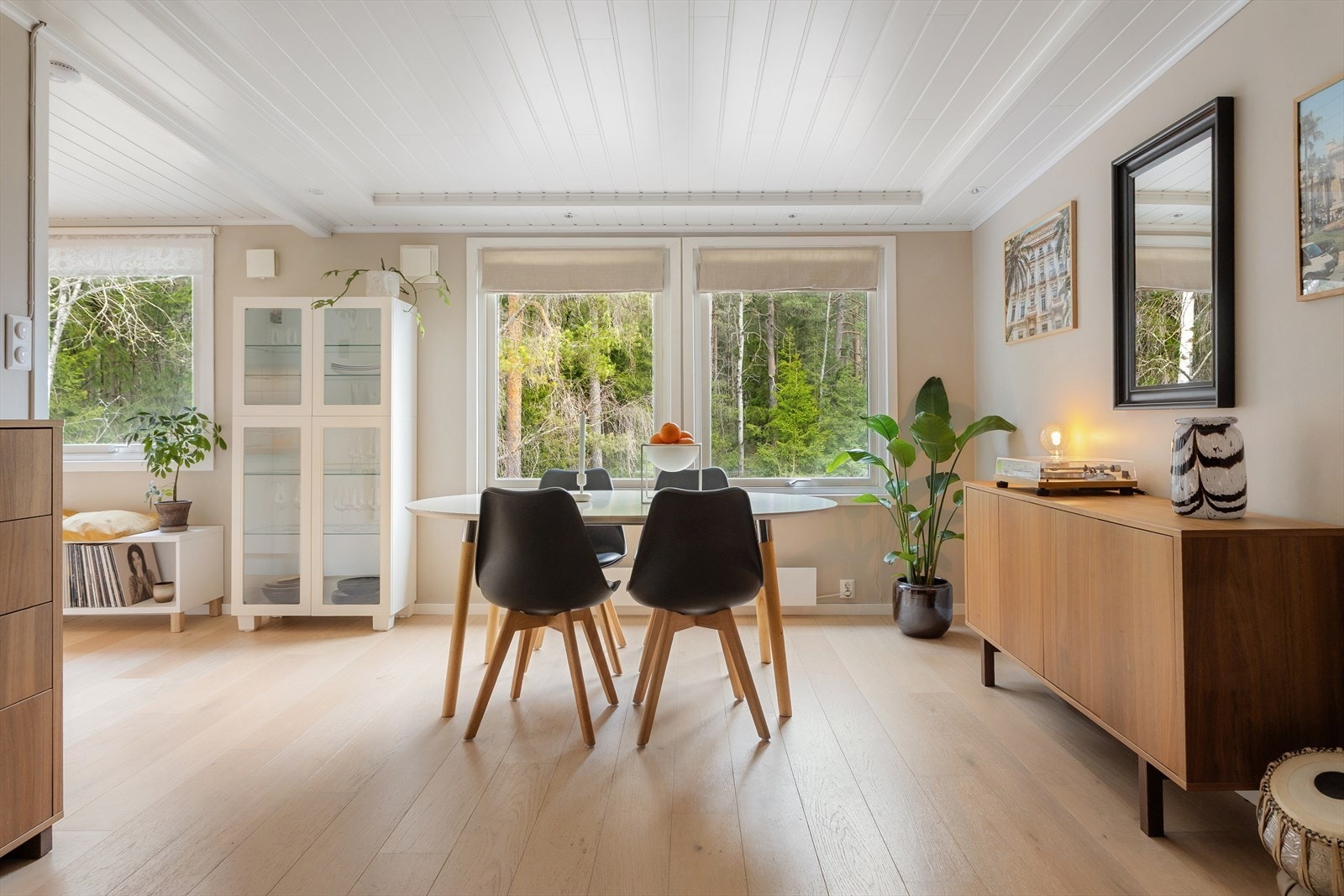 Marka rett inn. Store, gode vindusflater som slipper inn rikelig med lys. Galleribilde