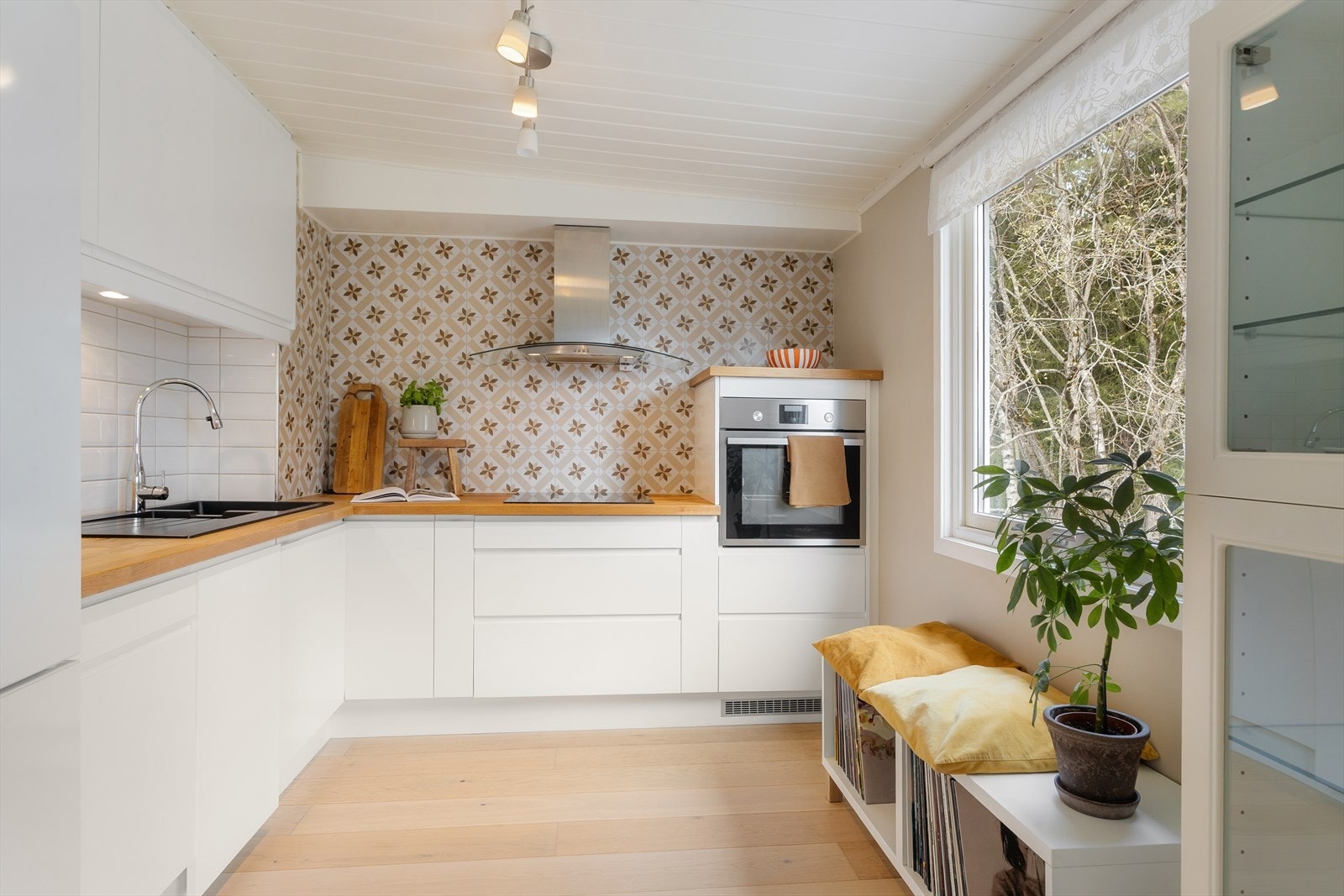 Nytt kjøkken i 2015 med integrerte hvitevarer og pene, slette fronter. Fliser på vegg og belysning under overskap. Galleribilde