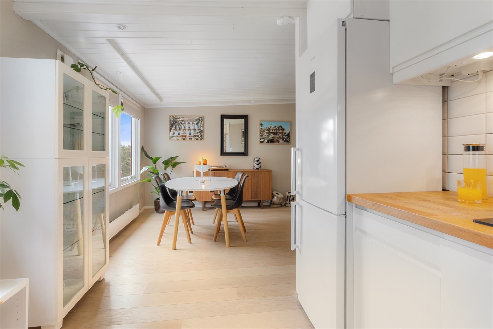 Enstavs parkett på gulv, lysmalte overflater og downlights i himling. Galleribilde