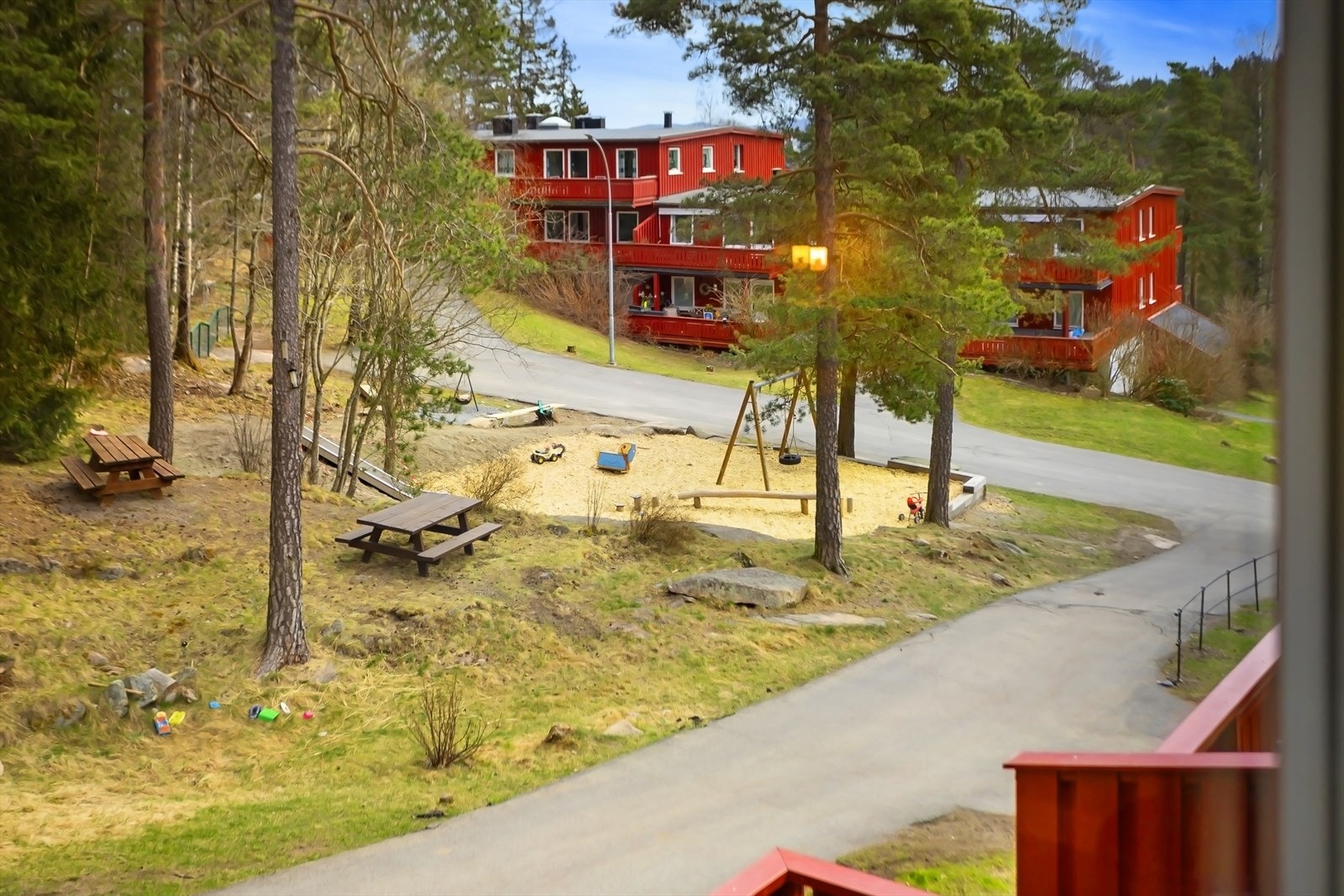 Store fellesarealer med naturtomt, skog, grillplasser, plenarealer og lekeplasser. Galleribilde