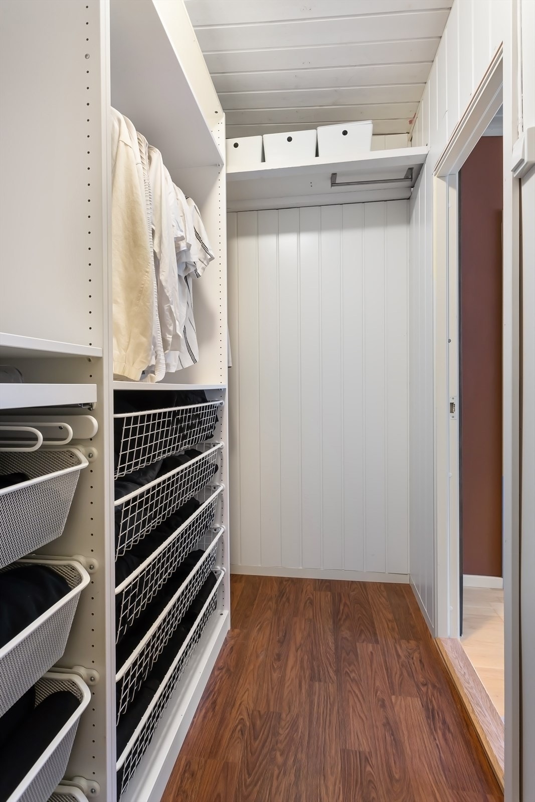 Godt med oppbevaringsplass i walk-in closet. Galleribilde