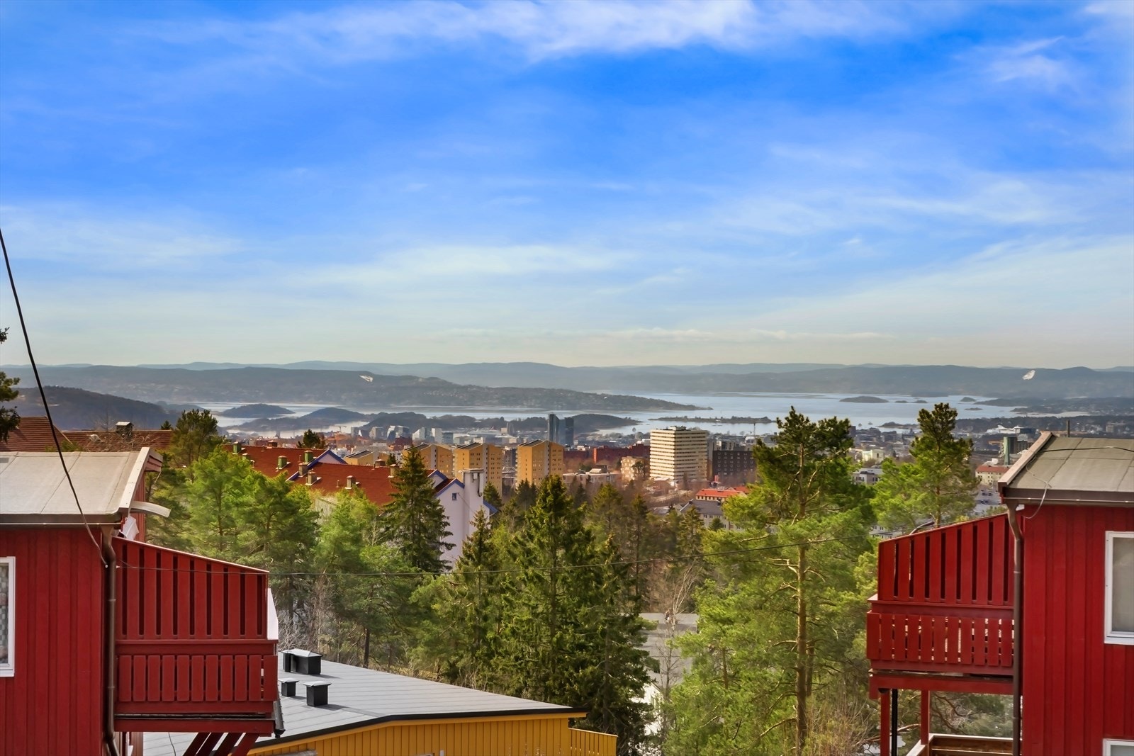 Utsikt over nærområdet og til fjorden. Galleribilde