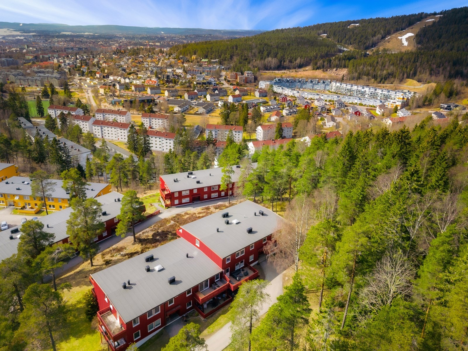 Det er felles parkeringsområde for beboere og gjester. El-bil ladere finnes på felles parkeringsplasser. Galleribilde