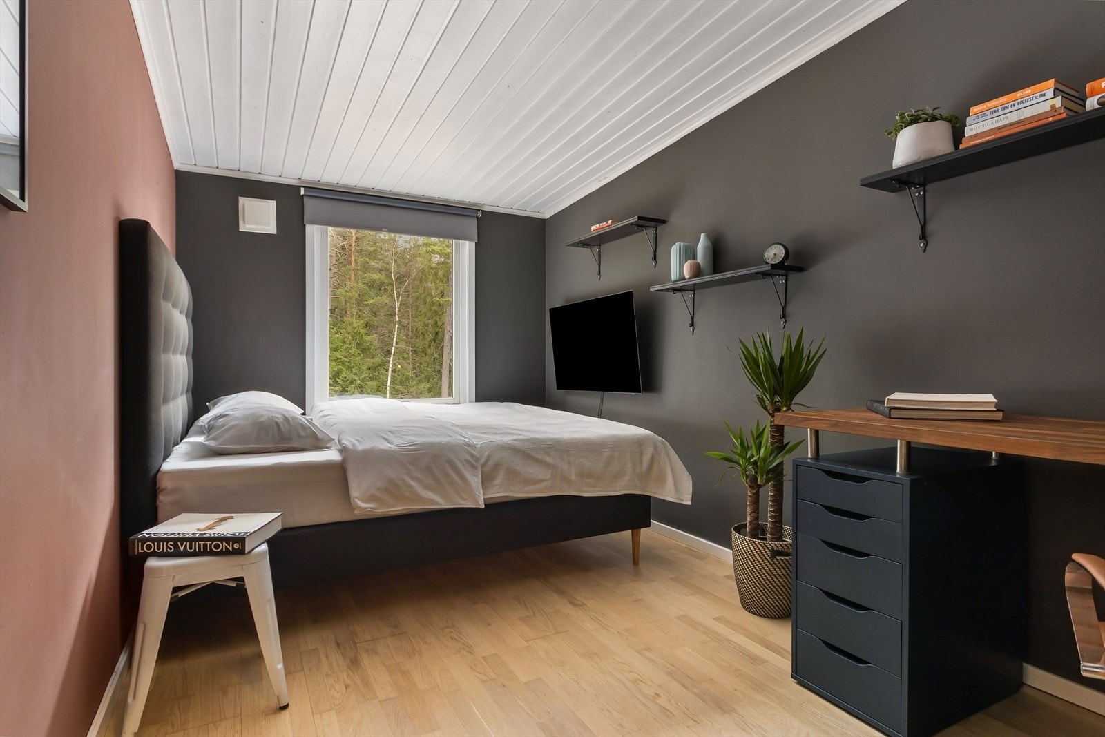 Usjenert, stort og luftig soverom med walk-in closet. Galleribilde