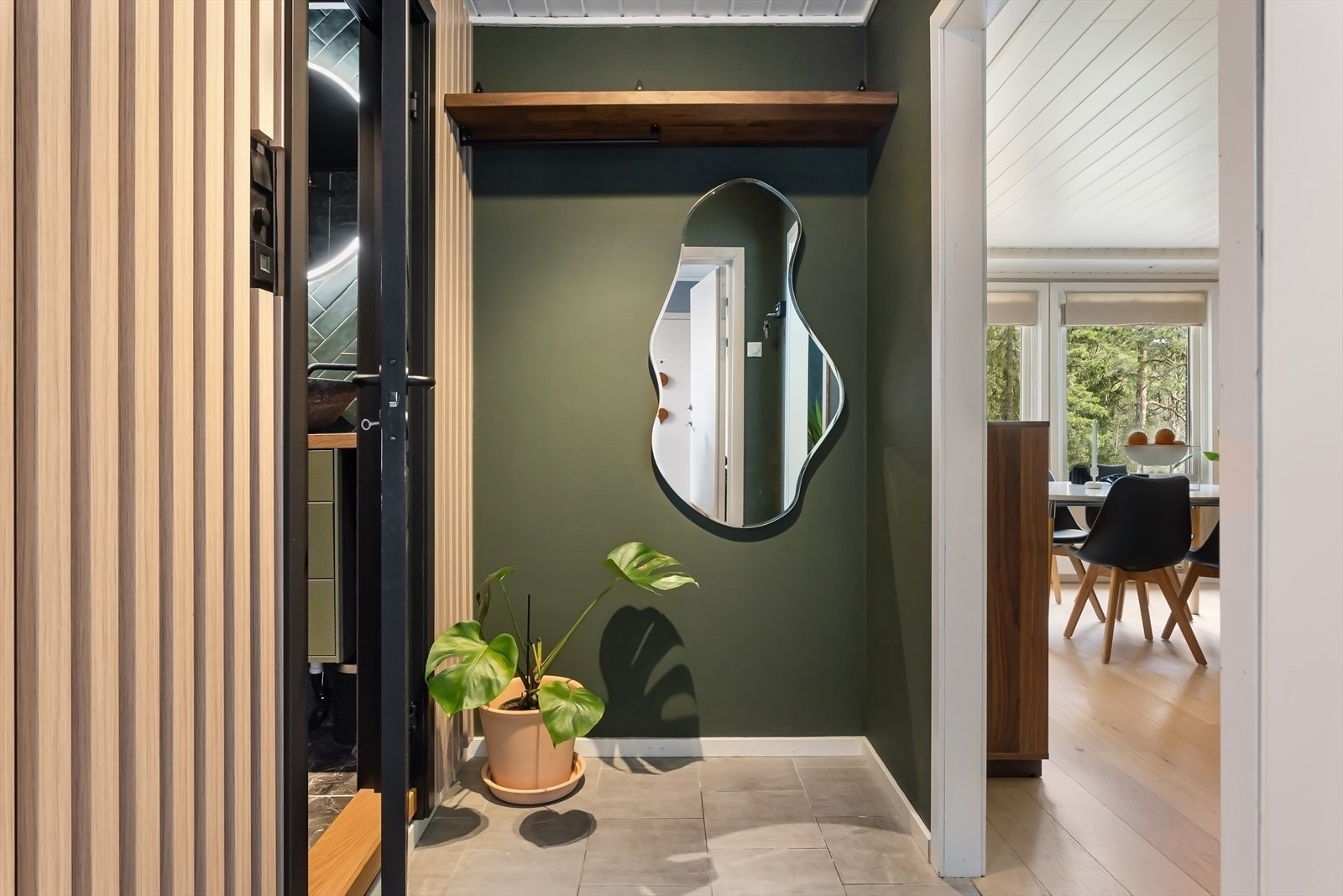 Hyggelig entré med spiler på vegg, flislagt gulv og klesoppheng. Galleribilde