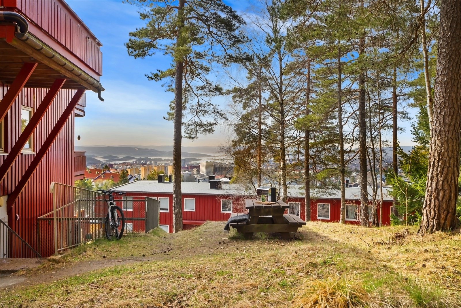 Nyt utsikten fra en av mange fine sittesoner på sameiets tomt. Galleribilde