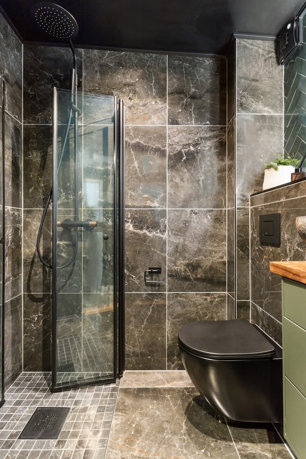 Lekkert bad pusset opp i 2022 med ny membran, utbedret fall, fliser, sanitærutstyr og baderomsinnredning. Galleribilde