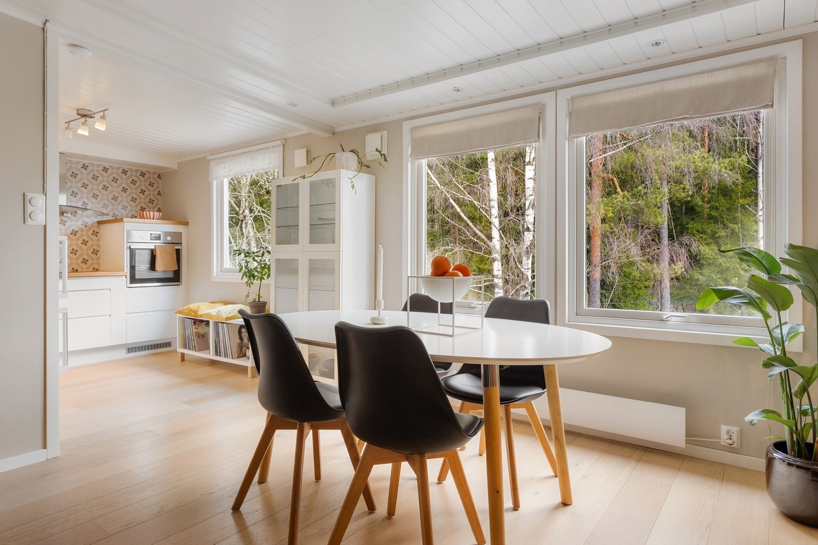 Innbydende og romslig 2-roms selveierleilighet med store vindusflater, god standard og marka rett utenfor døren. Galleribilde