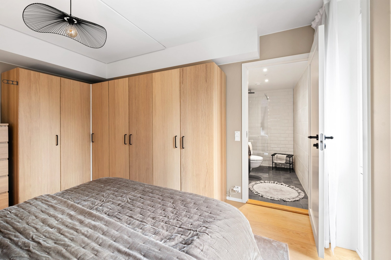 Veggene er malt i en lun farge som gir en deilig atmosfære å sove i. Direkte tilgang til privat baderom - her får du en skikkelig hotellfølelse hver dag! Galleribilde