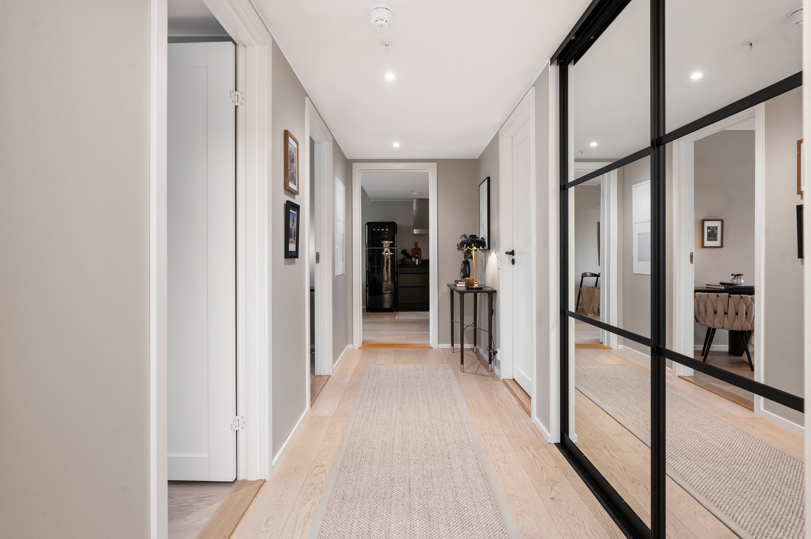 Tidsriktig fargevalg som harmonerer fint med den lekre en-stavs eikeparketten, downlights i himling. Galleribilde