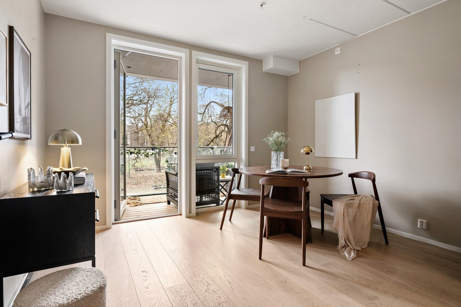I fin tilknytning til kjøkkenet er det plass for et større spisebord. Et sosialt og hyggelig rom med plass til å invitere venner og familie til hyggelige sammenkomster. Galleribilde