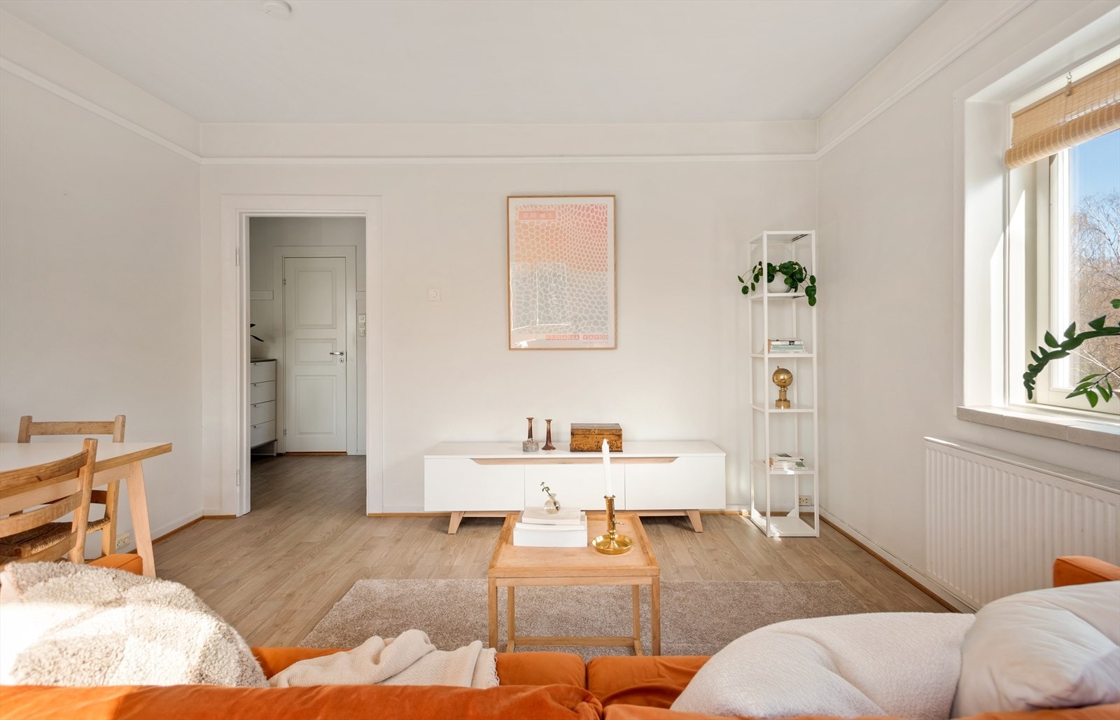 Leiligheten ligger på hjørnet og får derfor ekstra mye lys inn i stuen Galleribilde