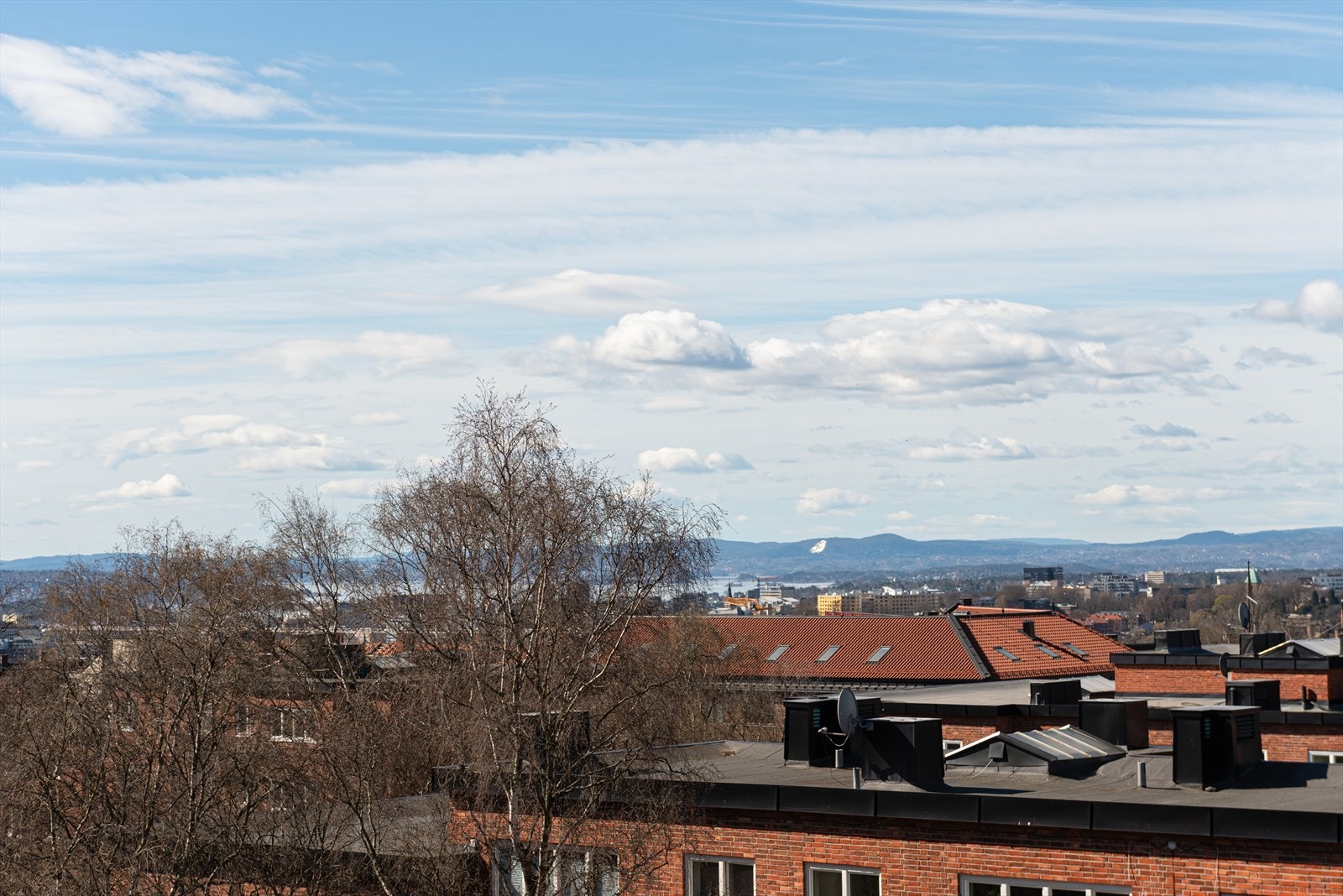 Balkongen er sørvendt og har godt med ettermiddagssol Galleribilde