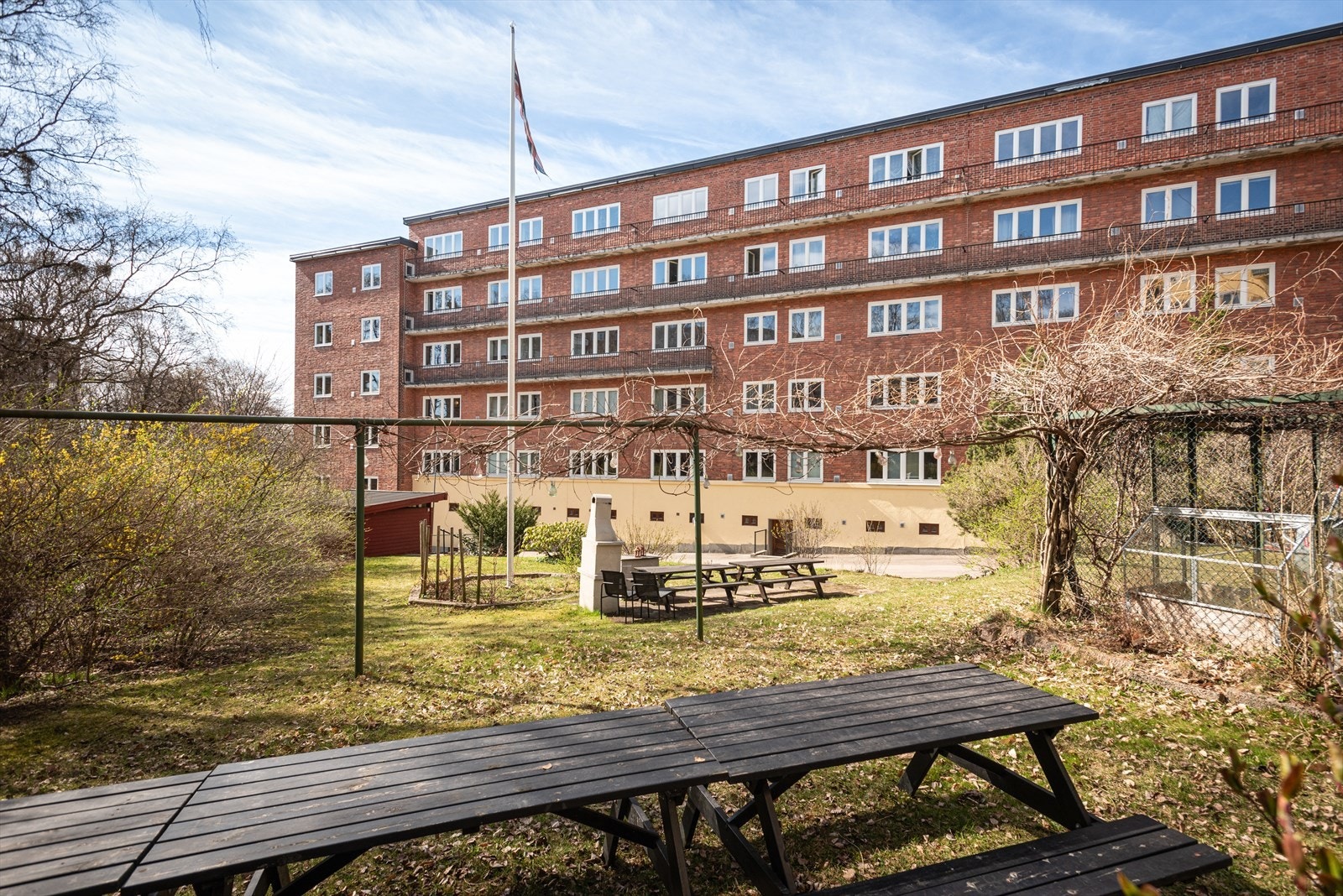 Felles hage med grillplass, ideell for sommeraktiviteter. Galleribilde