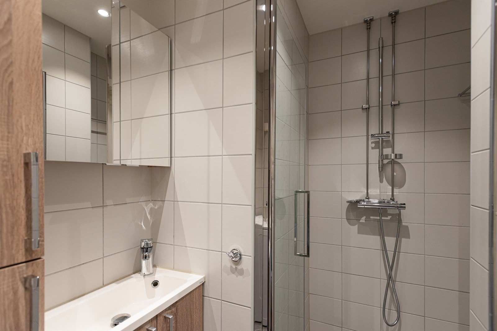 Badet har både speilskap og servantskap med mye plass for oppbevaring Galleribilde