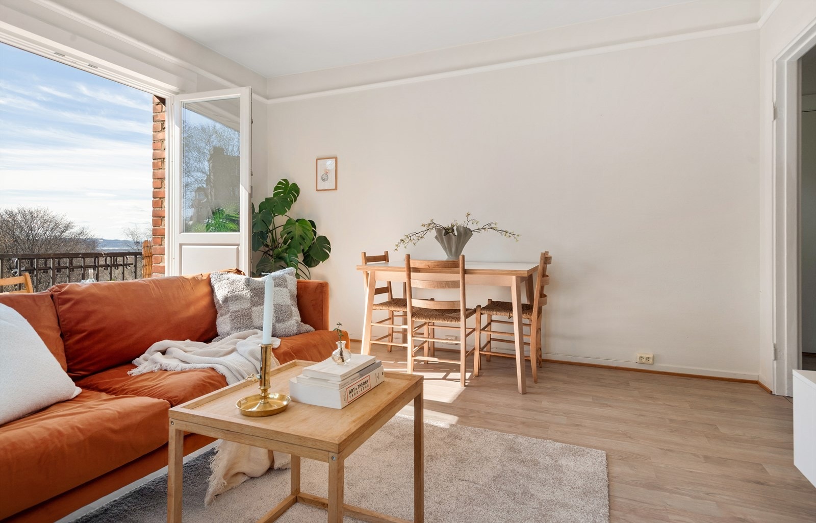 Stuen er praktisk utformet med plass for både spisegruppe og sofagruppe Galleribilde