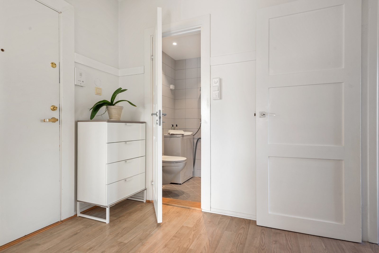 Praktisk entré med plass for kommode/hylleløsninger Galleribilde