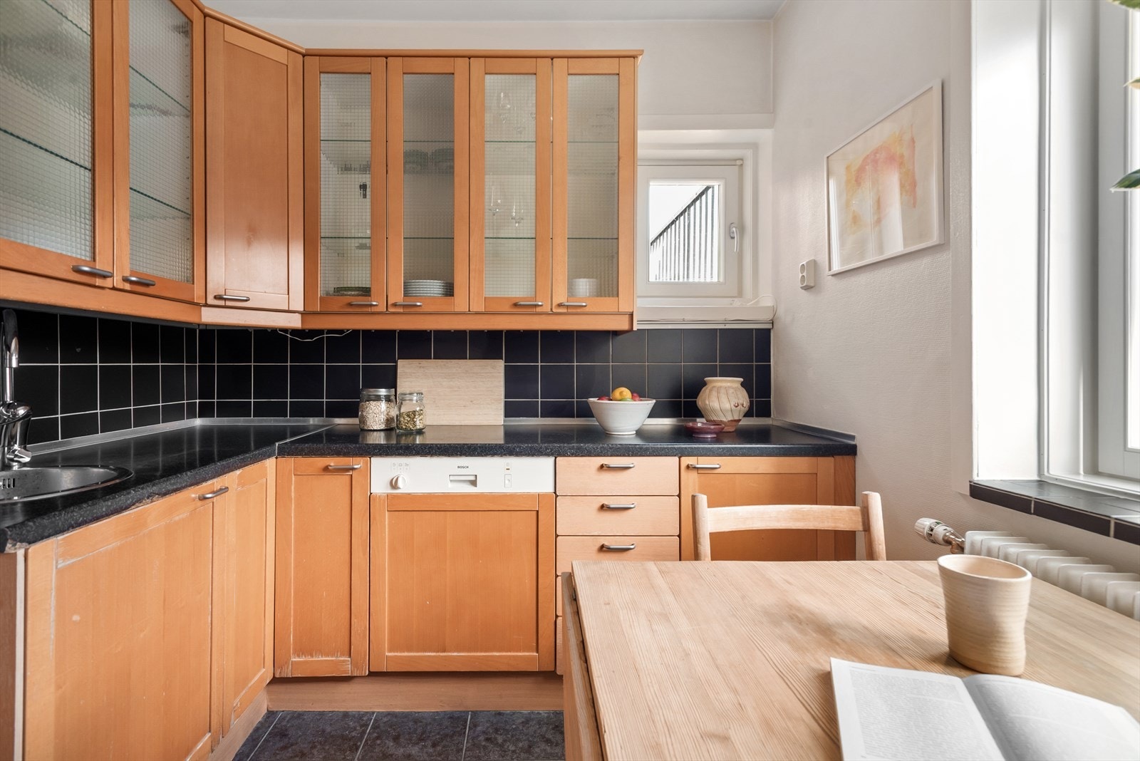 Hvitevarer: Platetopp. Nedfelt kum. Ettgreps blandebatteri. Kombi kjøl/fryseskap. Stekeovn. Oppvaskmaskin. Galleribilde